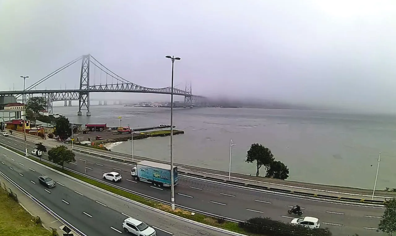 A imagem mostra a neblina na grande Florianópolis